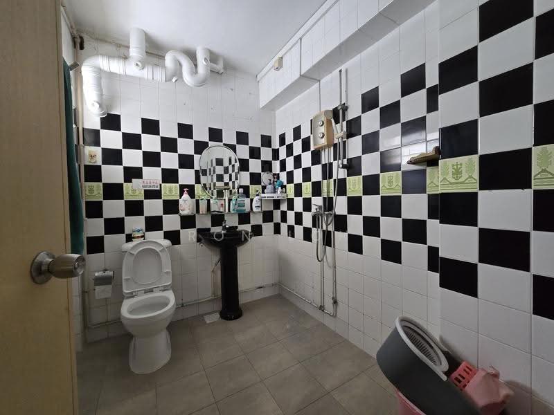 350 Tampines Street 33, 350 Tampines Street 33, Pasir Ris / Tampines, 3 Bedrooms, 1,313 sqft, HDB Flat For Sale, by Ron Loh, 500293698 - Bathroom - PropertyGuru.com.sg