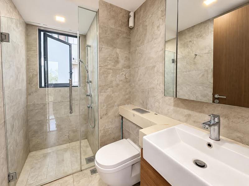 Affinity At Serangoon, Hougang / Punggol / Sengkang, 3 Bedrooms, 904 sqft, Condominium For Sale, by Adam K, 500293702 - Bathroom - PropertyGuru.com.sg