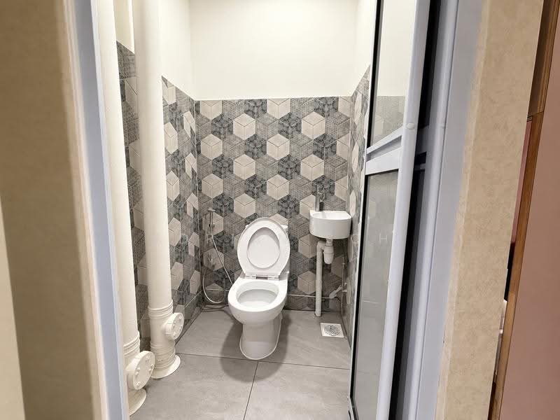 66 Kallang Bahru, Balestier / Toa Payoh, 804 sqft, Shop / Shophouse For Rent, by Adrian Soh, 500293738 - Bathroom - CommercialGuru.com.sg