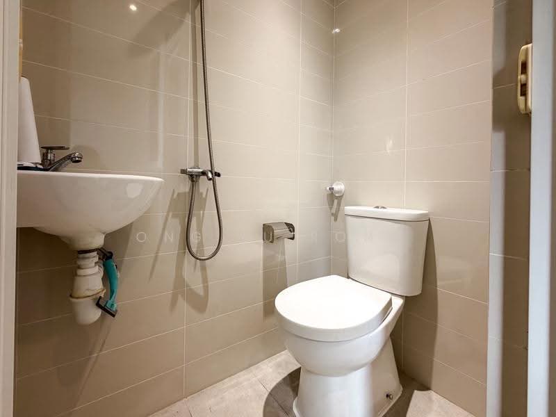 Symphony Suites, 17 Yishun Close, Sembawang / Yishun, 3 Bedrooms, 893 sqft, Condominium For Rent, by Ong Yu Rong, 500293784 - Bathroom - PropertyGuru.com.sg