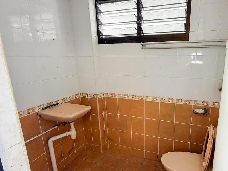 612 Clementi West Street 1, 612 Clementi West Street 1, Buona Vista / West Coast / Clementi New Town, 2 Bedrooms, 797 sqft, HDB Flat For Sale, by Zee Koh, 500293810 - Bathroom - PropertyGuru.com.sg