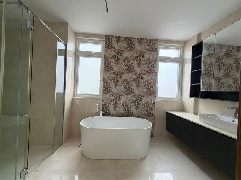 D19 Freehold 3-Storey + Attic Detached House at Serangoon / Woodleigh with Pool & Lift, Hougang / Punggol / Sengkang, 6 Bedrooms, 11,465 sqft, Detached House For Sale, by Edwin Su, 500293852 - Bathroom - PropertyGuru.com.sg