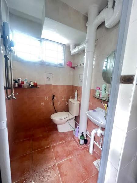 573 Cheng San Court, 573 Ang Mo Kio Avenue 3, Ang Mo Kio / Bishan / Thomson, 3 Bedrooms, 990 sqft, HDB Flat For Sale, by Nazeer Hussain, 500294000 - Bathroom - PropertyGuru.com.sg