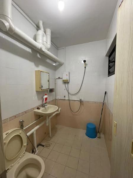 262 Tampines Street 21, 262 Tampines Street 21, Pasir Ris / Tampines, 2 Bedrooms, 807 sqft, HDB Flat For Rent, by Maideen ., 500294058 - Bathroom - PropertyGuru.com.sg