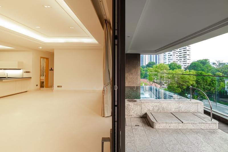 Balcony with pte spa