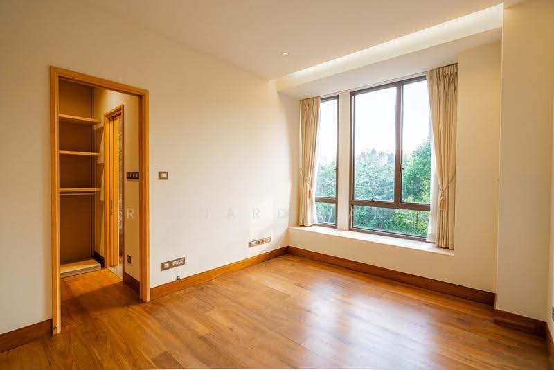 Bedroom with wardrobe & ensuite bath