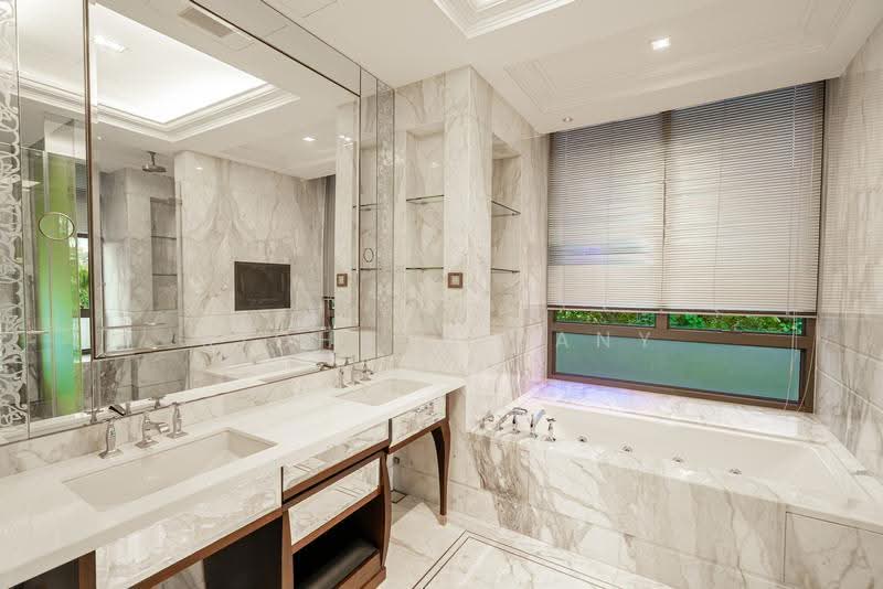 Airconditioned Master Bathroom