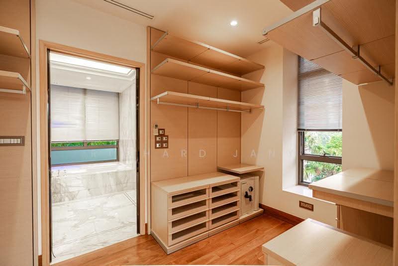 Airconditioned Walk In Master Closet