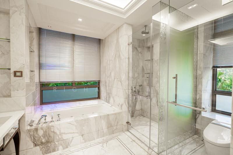 Airconditioned Master Bathroom