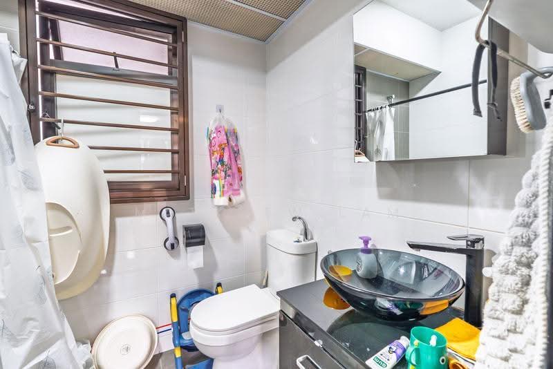 458A Sengkang West Road, 458A Sengkang West Road, Seletar / Yio Chu Kang, 3 Bedrooms, 1,216 sqft, HDB Flat For Sale, by Matthew Lam, 500294079 - Bathroom - PropertyGuru.com.sg