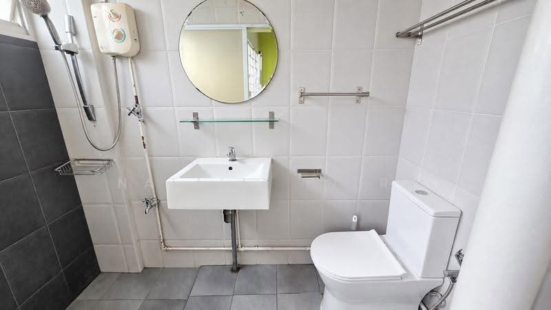 208 Bukit Batok Street 21, 208 Bukit Batok Street 21, Dairy Farm / Bukit Panjang / Choa Chu Kang, 3 Bedrooms, 1,119 sqft, HDB Flat For Sale, by Natalie Indra, 500294099 - Bathroom - PropertyGuru.com.sg