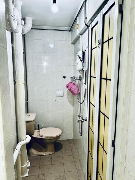 4 Jalan Batu, 4 Jalan Batu, East Coast / Marine Parade, 2 Bedrooms, 721 sqft, HDB Flat For Rent, by Isaac Chee, 500294117 - Bathroom - PropertyGuru.com.sg