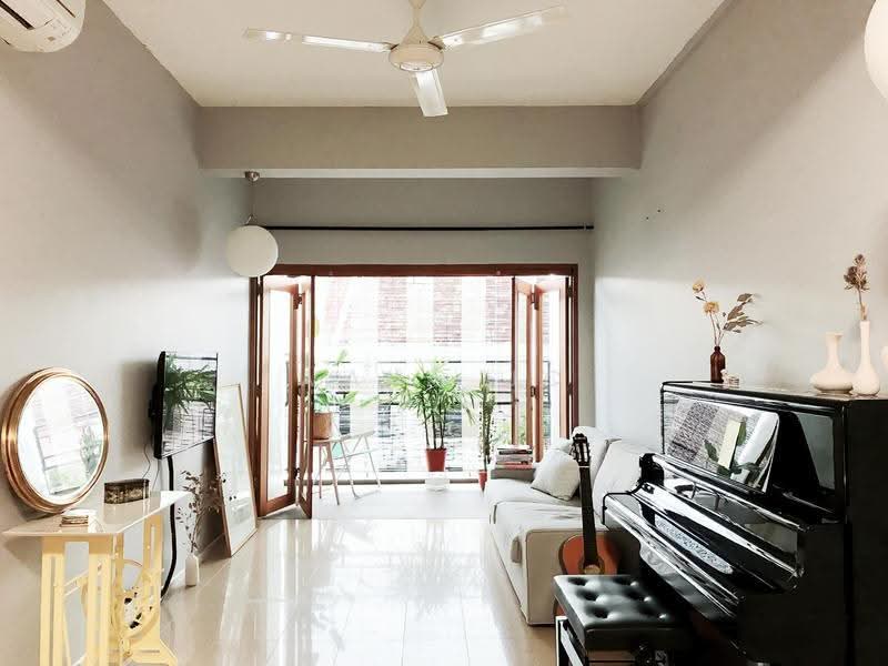 Spacious Joo Chiat road Walkup, Joo Chiat Road, East Coast / Marine Parade, 3 Bedrooms, 1,033 sqft, Walk-up Apartment For Sale, by Wang JC, 500294194 - Living Room - PropertyGuru.com.sg