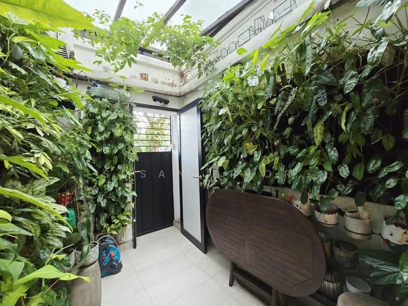 Fully Furnished Tiong Bahru 2 Bed / Short Term, Tiong Bahru Road, Alexandra / Commonwealth, 2 Bedrooms, 1,054 sqft, Conservation House For Rent, by Susan Prior, 500294226 - Garden - PropertyGuru.com.sg