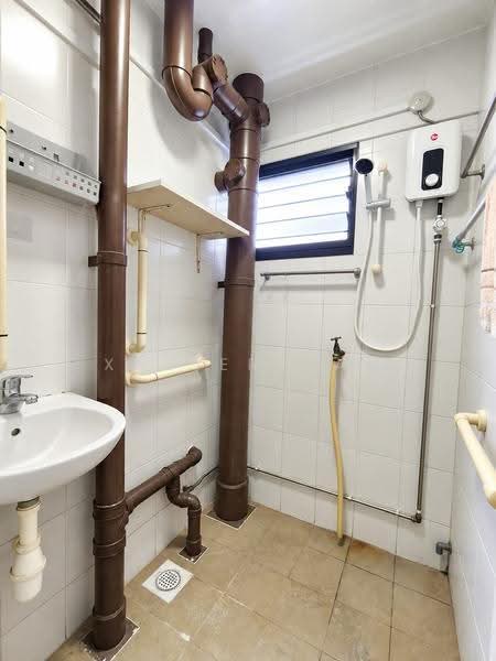 221 Lorong 8 Toa Payoh, 221 Lorong 8 Toa Payoh, Balestier / Toa Payoh, 3 Bedrooms, 883 sqft, HDB Flat For Sale, by Xavier Gan, 500294254 - Bathroom - PropertyGuru.com.sg