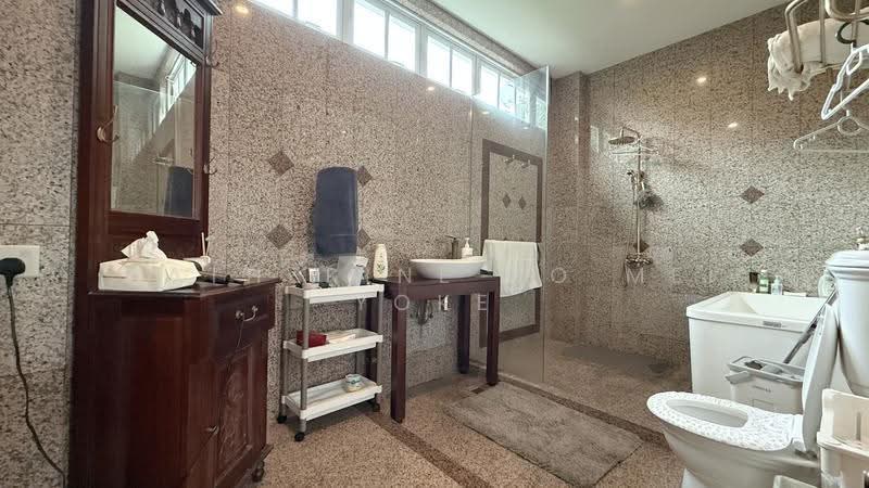 Swiss Club Road GCBA 2-sty Bungalow Short Stroll to Main Road, jalan senandong, Newton / Novena, 6 Bedrooms, 8,000 sqft, Good Class Bungalow For Sale, by Catherine Ho Mei Yoke, 500294270 - Bathroom - PropertyGuru.com.sg