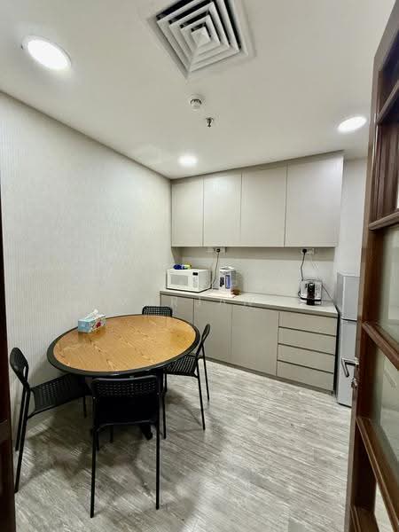 Peninsula Plaza, 111 North Bridge Road, City Hall / Clarke Quay, 2,379 sqft, Office For Rent, by Champa Murjani, 500294280 - Kitchen - CommercialGuru.com.sg