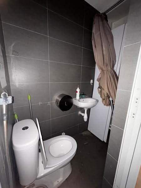 Tanah Merah Shop for rent, Bedok / Upper East Coast, 300 sqft, Shop / Shophouse For Rent, by Paul Lim, 500294371 - Bathroom - CommercialGuru.com.sg