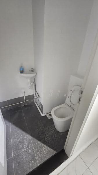 CT Hub 2, 114 Lavender Street, Balestier / Toa Payoh, 1,044 sqft, Light Industrial (B1) For Sale, by Pragna K M Kamdar, 500294393 - Bathroom - CommercialGuru.com.sg