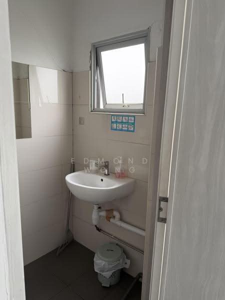 Pioneer Junction, 3 Soon Lee Street, Boon Lay / Jurong / Tuas, 1,184 sqft, Factory / Workshop (B2) For Sale, by Edmond Wong, 500294411 - Bathroom - CommercialGuru.com.sg