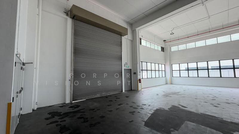 Changi South, Changi Airport / Changi Village, 7,300 sqft, Warehouse For Rent, by HO LI LI, 500294444 - Shuttle door - CommercialGuru.com.sg