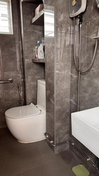 417 Bukit Batok West Avenue 4, 417 Bukit Batok West Avenue 4, Dairy Farm / Bukit Panjang / Choa Chu Kang, Room Rental, 160 sqft, HDB Flat For Rent, by Roger TTK, 500294493 - Bathroom - PropertyGuru.com.sg