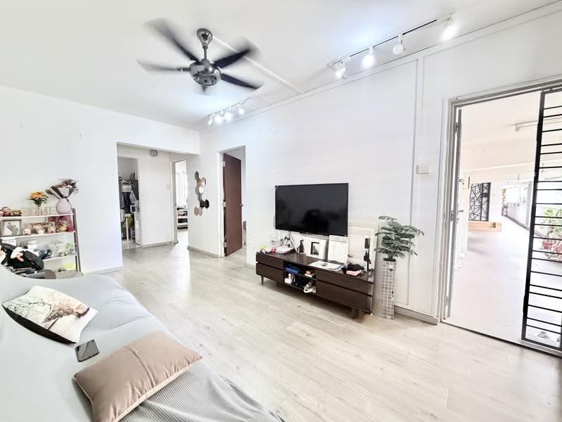 416 Bukit Batok West Avenue 4, 416 Bukit Batok West Avenue 4, Dairy Farm / Bukit Panjang / Choa Chu Kang, 2 Bedrooms, 785 sqft, HDB Flat For Sale, by Baven Tan, 500294573 - Living Room - PropertyGuru.com.sg