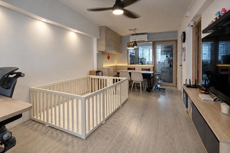 166 Stirling Road, 166 Stirling Road, Alexandra / Commonwealth, 2 Bedrooms, 646 sqft, HDB Flat For Sale, by Helena Lin, 500294576 - Living Room - PropertyGuru.com.sg