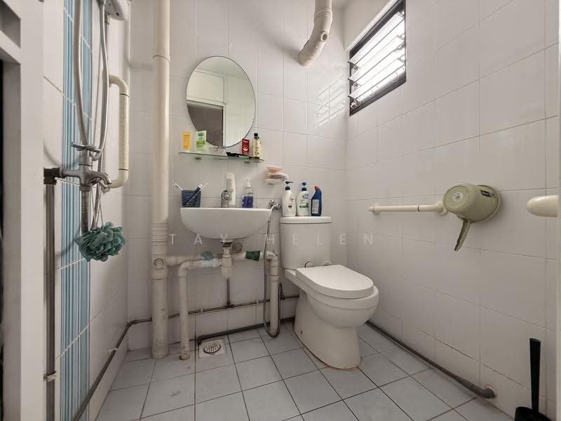 317 Hougang Avenue 7, 317 Hougang Avenue 7, Hougang / Punggol / Sengkang, 2 Bedrooms, 67 sqft, HDB Flat For Rent, by TAY HELEN, 500294583 - Bathroom - PropertyGuru.com.sg