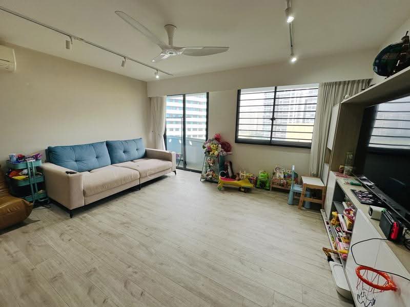 308B Punggol Walk, 308B Punggol Walk, Hougang / Punggol / Sengkang, 3 Bedrooms, 1,206 sqft, HDB Flat For Sale, by Vicky Chen, 500294642 - Living Room - PropertyGuru.com.sg