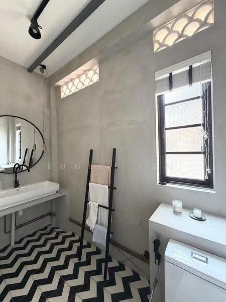 The Black & White loft apartment at Joo Chiat, East Coast / Marine Parade, 1 Bedroom, 980 sqft, Walk-up Apartment For Rent, by Eunice Tan, 500294720 - Bathroom - PropertyGuru.com.sg