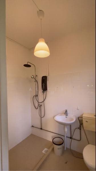 Rainbow Mansions, 122 - 128B, Grange Road, Tanglin / Holland / Bukit Timah, 3 Bedrooms, 1,500 sqft, Walk-up Apartment For Rent, by Alicia Lim, 500294733 - Bathroom - PropertyGuru.com.sg