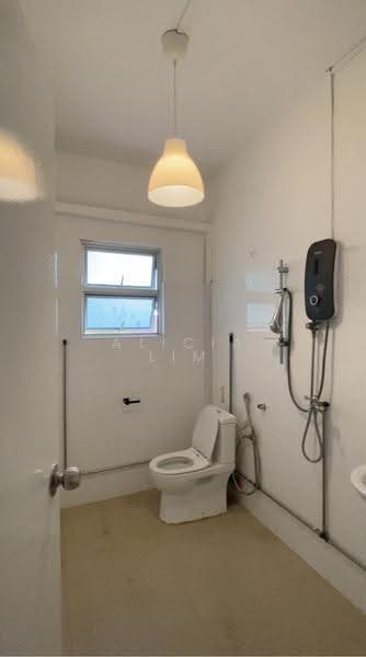 Rainbow Mansions, 122 - 128B, Grange Road, Tanglin / Holland / Bukit Timah, 3 Bedrooms, 1,500 sqft, Walk-up Apartment For Rent, by Alicia Lim, 500294733 - Bathroom - PropertyGuru.com.sg