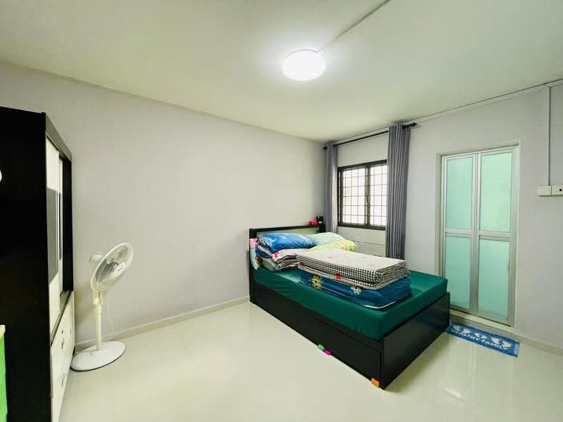 264 Bukit Batok East Avenue 4, 264 Bukit Batok East Avenue 4, Dairy Farm / Bukit Panjang / Choa Chu Kang, 2 Bedrooms, 786 sqft, HDB Flat For Sale, by Zola Tan, 500294894 - Master Bedroom - PropertyGuru.com.sg