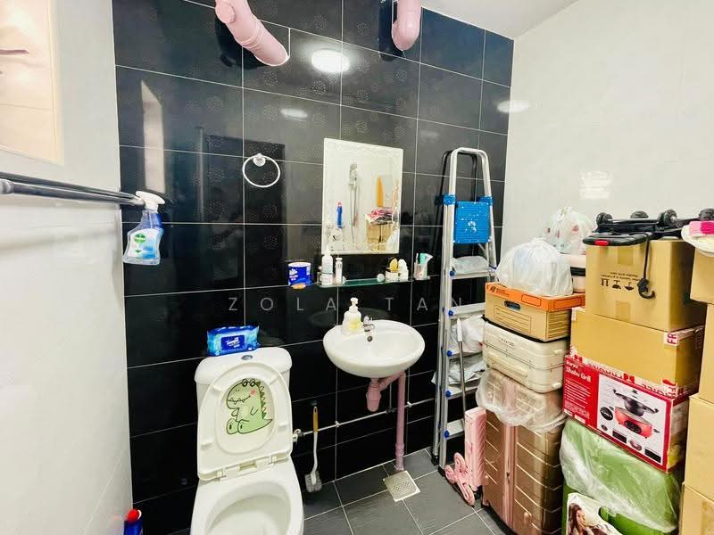 264 Bukit Batok East Avenue 4, 264 Bukit Batok East Avenue 4, Dairy Farm / Bukit Panjang / Choa Chu Kang, 2 Bedrooms, 786 sqft, HDB Flat For Sale, by Zola Tan, 500294894 - Master Bathroom - PropertyGuru.com.sg