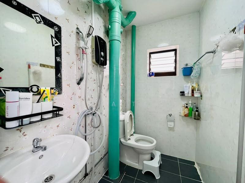 264 Bukit Batok East Avenue 4, 264 Bukit Batok East Avenue 4, Dairy Farm / Bukit Panjang / Choa Chu Kang, 2 Bedrooms, 786 sqft, HDB Flat For Sale, by Zola Tan, 500294894 - Common Bathroom - PropertyGuru.com.sg