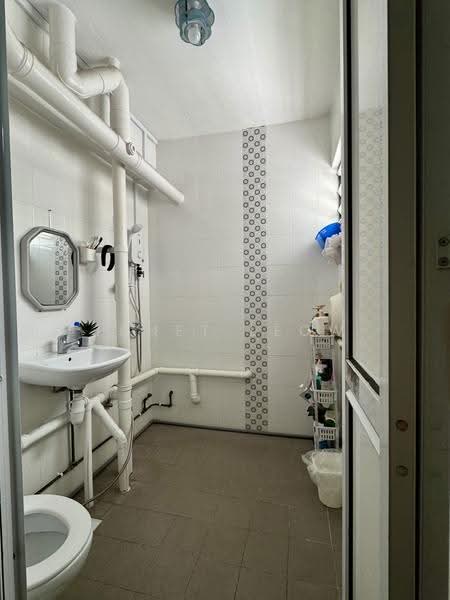 162 Bukit Batok Street 11, 162 Bukit Batok Street 11, Dairy Farm / Bukit Panjang / Choa Chu Kang, 2 Bedrooms, 797 sqft, HDB Flat For Rent, by Janet Leow, 500295020 - Bathroom - PropertyGuru.com.sg