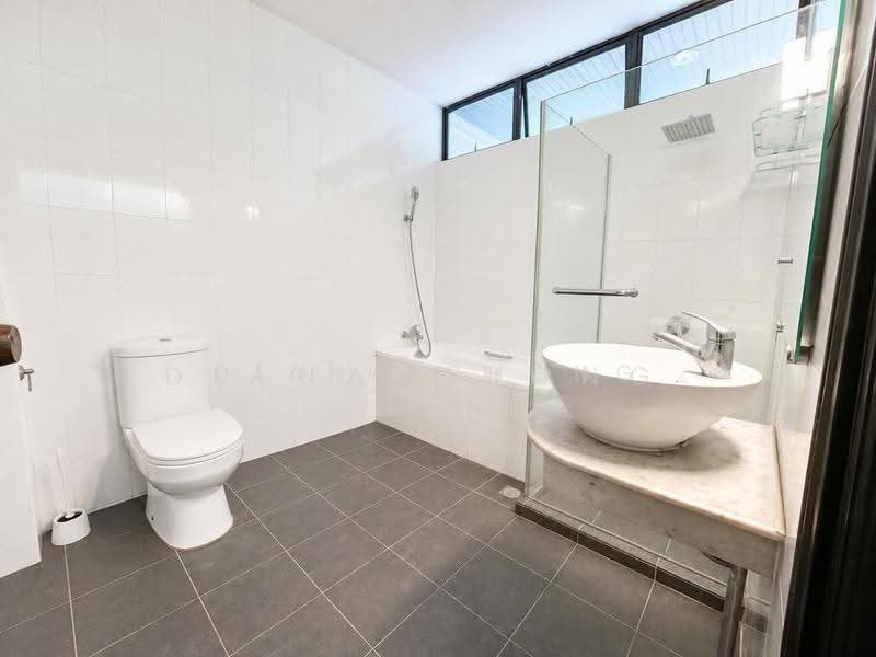 Newly renovated 5 bedroom Semi Detached at Coronation Road, Tanglin / Holland / Bukit Timah, 5 Bedrooms, 4,006 sqft, Semi-Detached House For Rent, by Diana Chong, 500295021 - Bathroom - PropertyGuru.com.sg