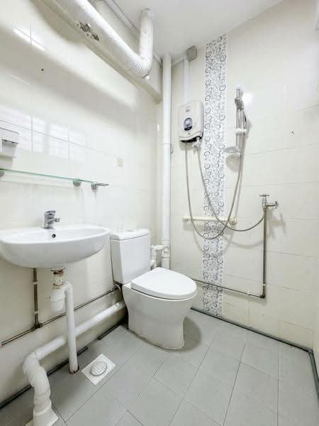 244 Hougang Street 22, 244 Hougang Street 22, Hougang / Punggol / Sengkang, 3 Bedrooms, 990 sqft, HDB Flat For Sale, by Shirley Chua, 500295066 - Bathroom - PropertyGuru.com.sg