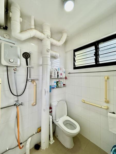 406 Hougang Avenue 10, 406 Hougang Avenue 10, Hougang / Punggol / Sengkang, Room Rental, 120 sqft, HDB Flat For Rent, by Tan Li Ern, 500295142 - Bathroom - PropertyGuru.com.sg