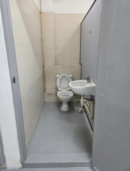 Ang Mo Kio Tech I, 3 Ang Mo Kio Industrial Park, Ang Mo Kio / Bishan / Thomson, 1,620 sqft, Factory / Workshop (B2) For Rent, by Rainbow Fan, 500295183 - Bathroom - CommercialGuru.com.sg