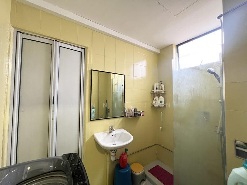 Crystal Mansions, 3 Lorong 6 Geylang, Eunos / Geylang / Paya Lebar, 3 Bedrooms, 1,259 sqft, Condominium For Sale, by Winnie Tan, 500295197 - Bathroom - PropertyGuru.com.sg