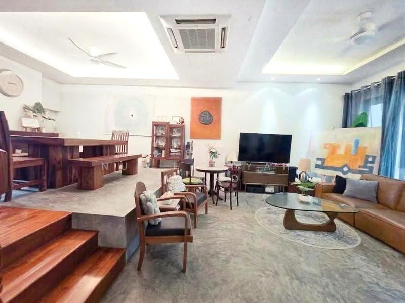 Loyang Villas, Loyang Rise, Changi Airport / Changi Village, 7 Bedrooms, 2,800 sqft, Terraced House For Sale, by Nur Hidayah Ahmad, 500295202 - Dining separated from Living Room - PropertyGuru.com.sg