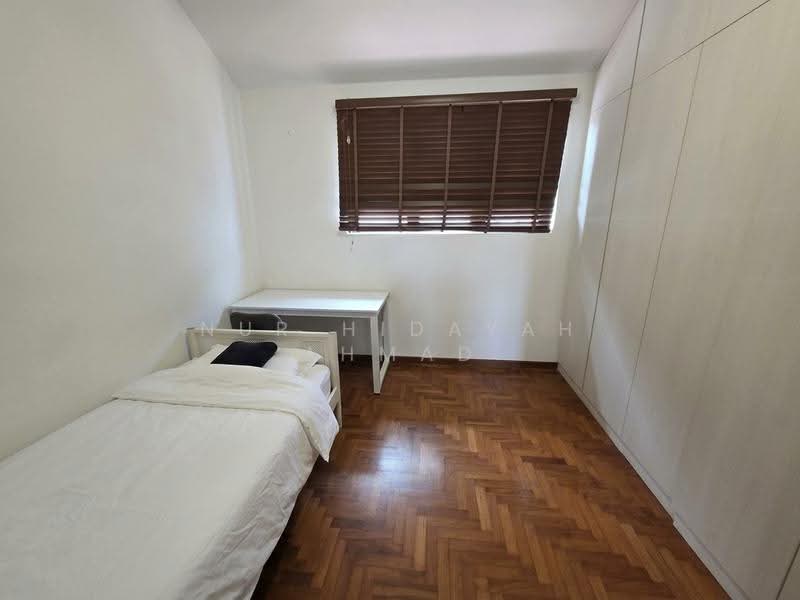 Loyang Villas, Loyang Rise, Changi Airport / Changi Village, 7 Bedrooms, 2,800 sqft, Terraced House For Sale, by Nur Hidayah Ahmad, 500295202 - Junior Master Bedroom attic - PropertyGuru.com.sg