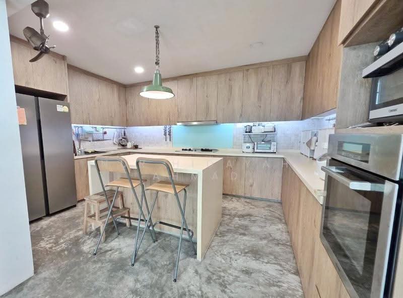 Loyang Villas, Loyang Rise, Changi Airport / Changi Village, 7 Bedrooms, 2,800 sqft, Terraced House For Sale, by Nur Hidayah Ahmad, 500295202 - Modern & Huge Kitchen with Island - PropertyGuru.com.sg