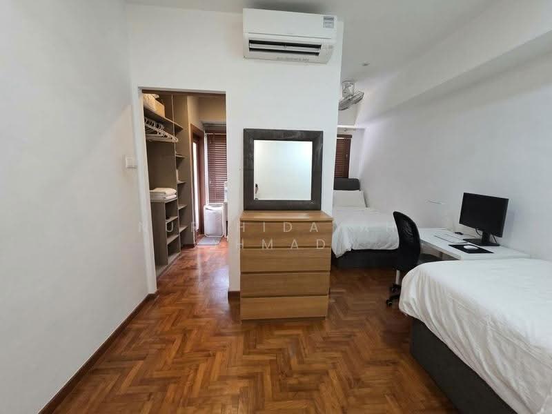 Loyang Villas, Loyang Rise, Changi Airport / Changi Village, 7 Bedrooms, 2,800 sqft, Terraced House For Sale, by Nur Hidayah Ahmad, 500295202 - Master Bedroom - PropertyGuru.com.sg