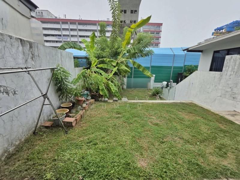 Loyang Villas, Loyang Rise, Changi Airport / Changi Village, 7 Bedrooms, 2,800 sqft, Terraced House For Sale, by Nur Hidayah Ahmad, 500295202 - Garden w Rear Door Access to Bustop - PropertyGuru.com.sg