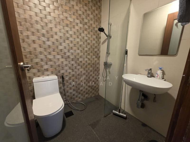Loyang Villas, Loyang Rise, Changi Airport / Changi Village, 7 Bedrooms, 2,800 sqft, Terraced House For Sale, by Nur Hidayah Ahmad, 500295202 - Bathroom - PropertyGuru.com.sg