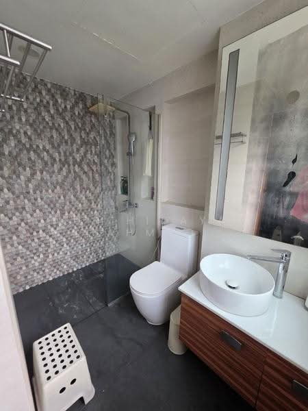Loyang Villas, Loyang Rise, Changi Airport / Changi Village, 7 Bedrooms, 2,800 sqft, Terraced House For Sale, by Nur Hidayah Ahmad, 500295202 - Bathroom - PropertyGuru.com.sg