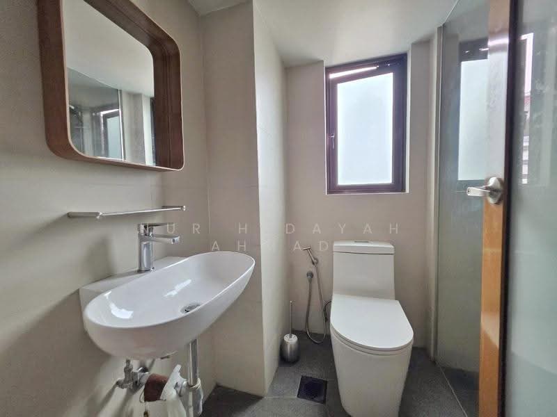 Loyang Villas, Loyang Rise, Changi Airport / Changi Village, 7 Bedrooms, 2,800 sqft, Terraced House For Sale, by Nur Hidayah Ahmad, 500295202 - Bathroom - PropertyGuru.com.sg